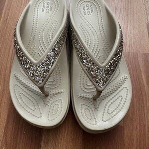 CROCS Women's Sloane glitter wedge gold sparkly flip flops Sandals size 8